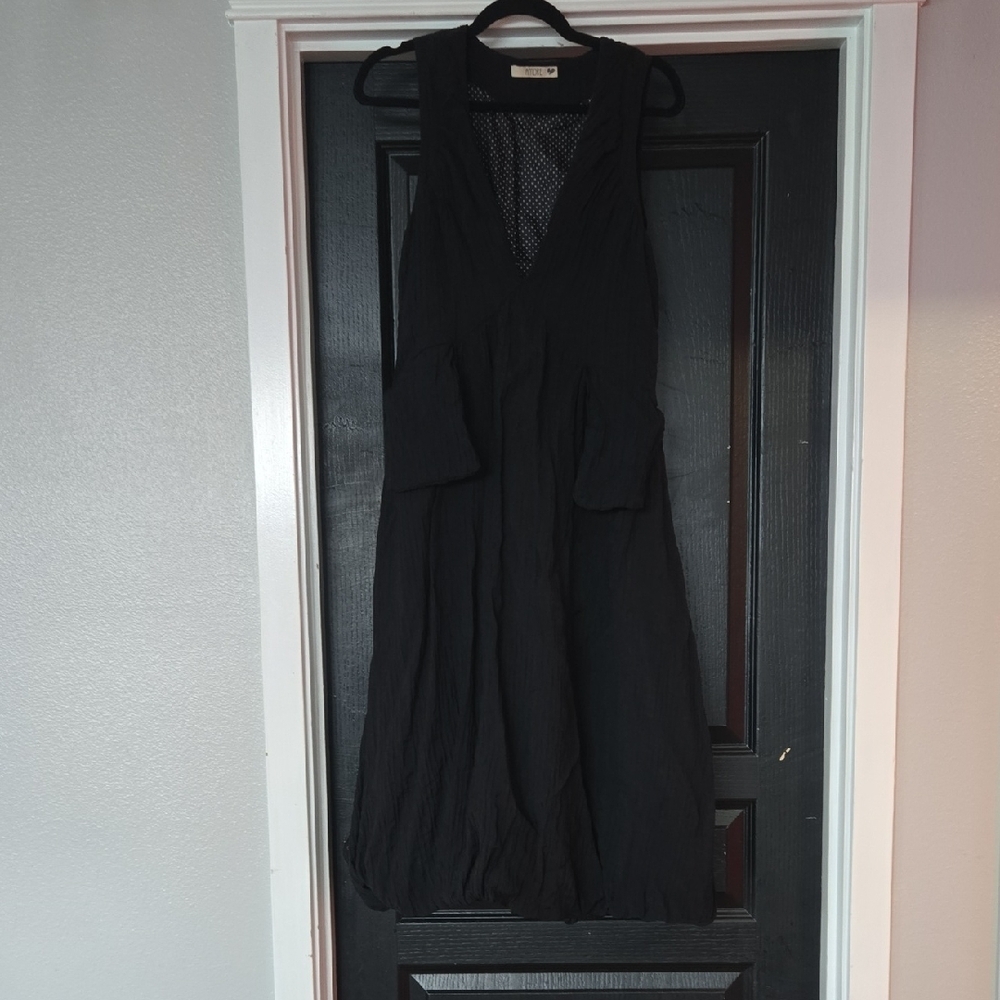Amore Black Deep V-Neck Crinkle Fabric Bubble Hem Midi Dress Size Medium